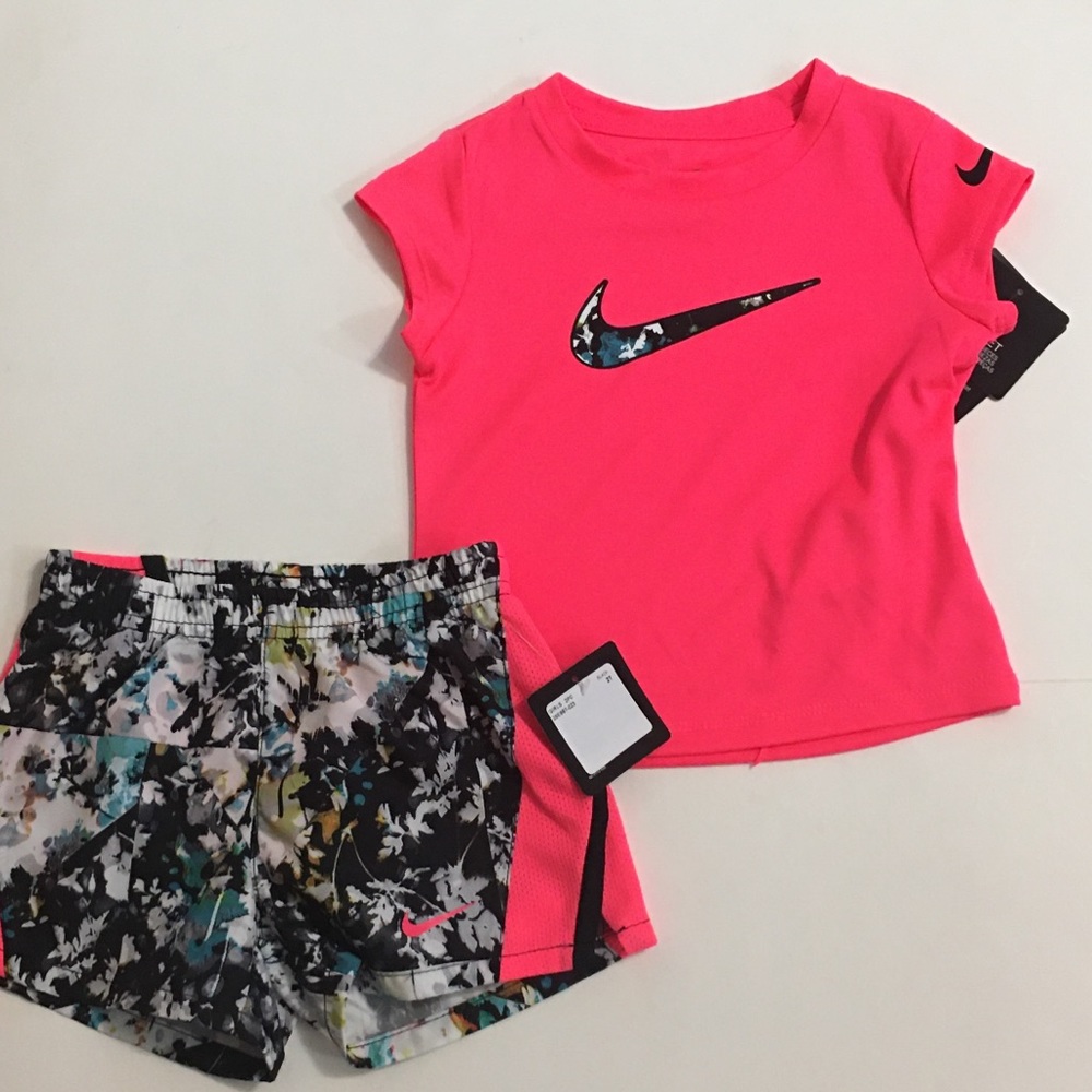 ♦️HP🦋NWT Nike 2pc toddler shorts & tee set , 2T